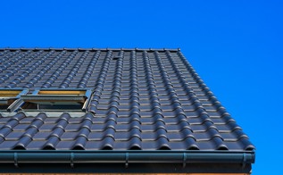 vertical-low-angle-closeup-shot-black-roof-building_181624-10654.jpg